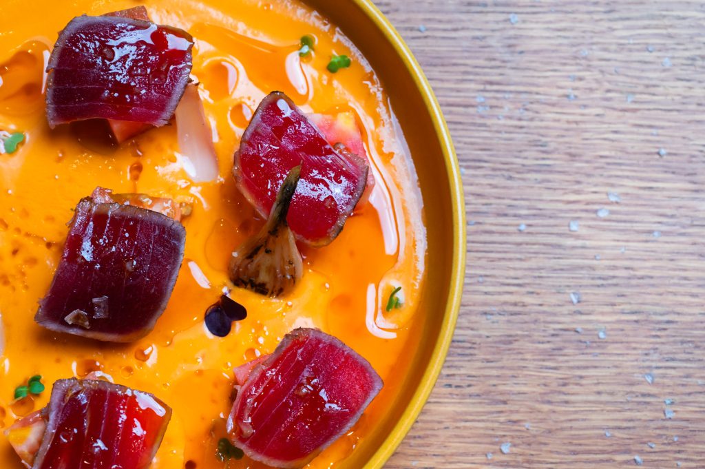 Tomate de huerto y atún rojo escabechado con emulsión de tomate